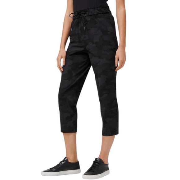 Lululemon‎ Stretch High Rise Crop Pants Heritage 365 Camouflage Deep Coal Black - Picture 1 of 9